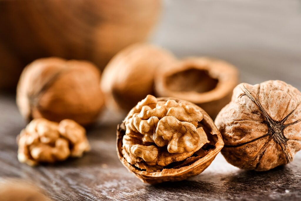 Walnuesse-Walnuss-Essen-und-Ernaehren-Gesund-am-Produktivitaet-steigern-Gesund-essen-im-Job