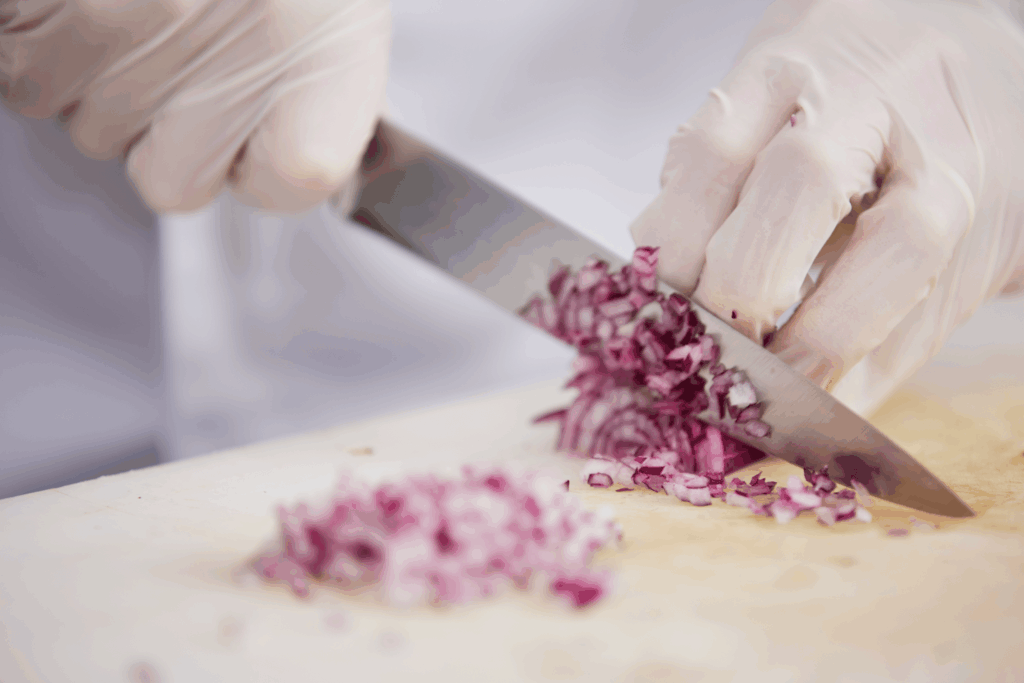Plastik-Handschuhe-in-der-Kueche.-Hygiene-in-der-Gemeinschaftsverpflegung-Grosskueche