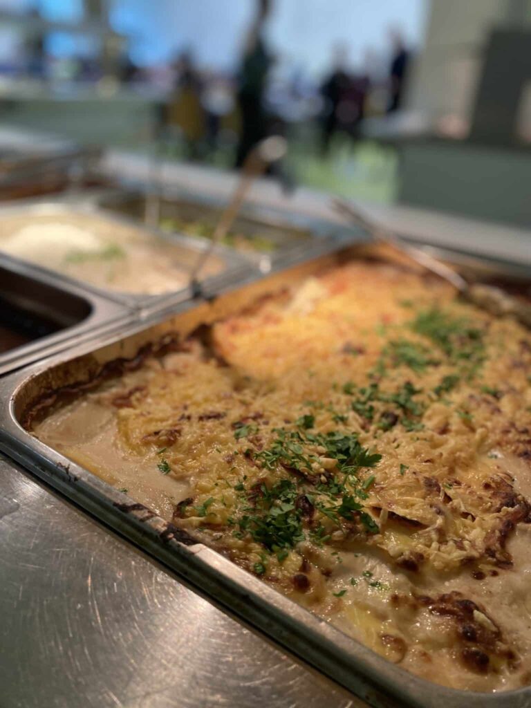 Vanozza veganer Käse, vegane Kantinen-Gerichte, veganer Workshop, Kartoffel-Gratin für die Gemeinschaftsverpfleghung