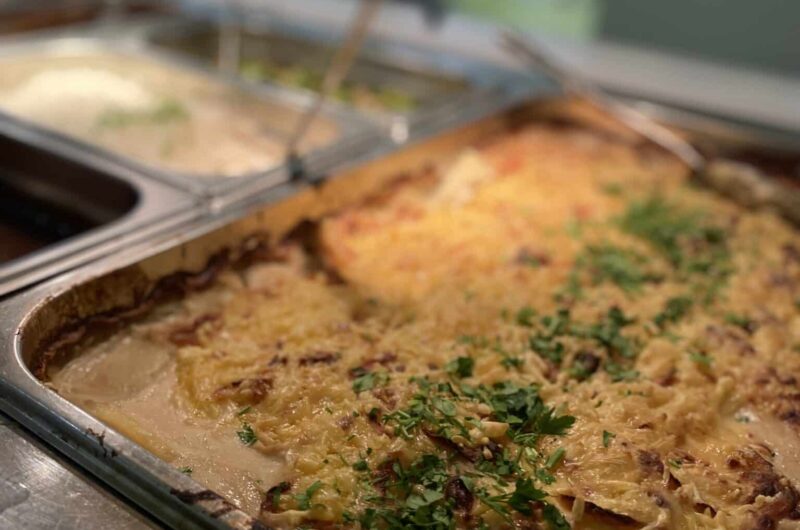 So kredenzt du einen cremigen Kartoffelgratin in veganer Alternative