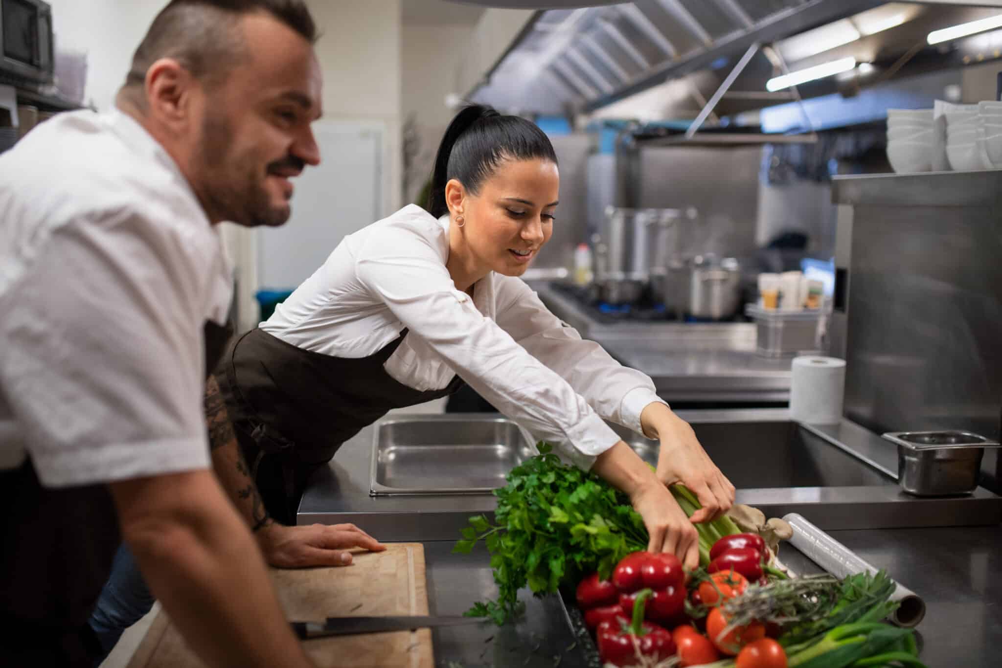 Gastronomie-Prozesse_Küchenmitarbeitende verarbeiten Gemüse